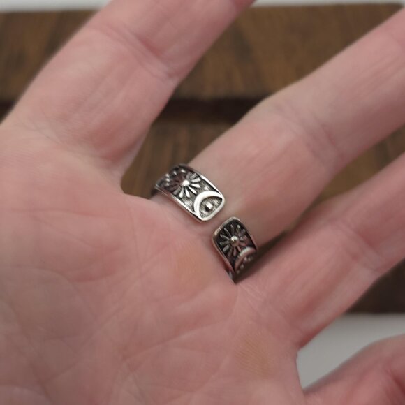 Size 7.5 Silver Tone Moon And Stars Ring A1206 - Picture 3 of 6